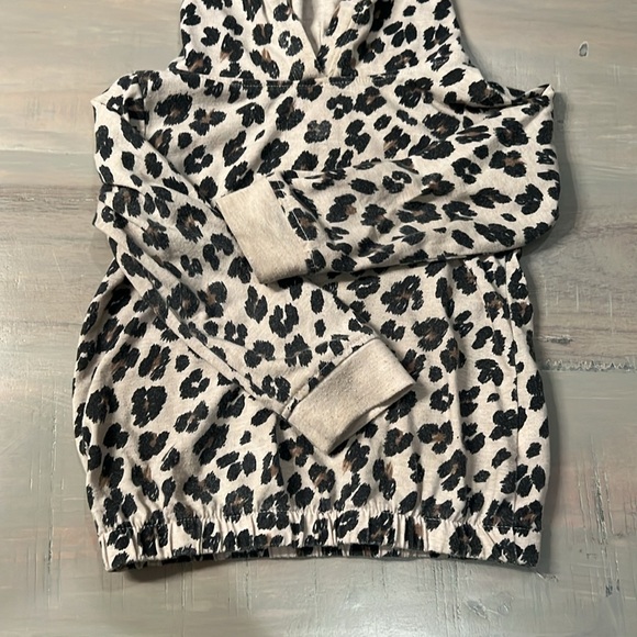 🖤 18 - 24 Months Leopard Hoodie (Long Sleeved Shirt). 2T. - Picture 5 of 10